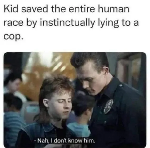 Meme amb fotograma de Terminator 2 amb el policia terminator interrogant a un nen mentre persegueix John Connor. El text diu: "kid saved the entire human race by instinctually lying to a cop."